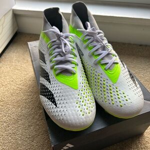 10.5 Men predator Accuracy.2FG soccer cleat